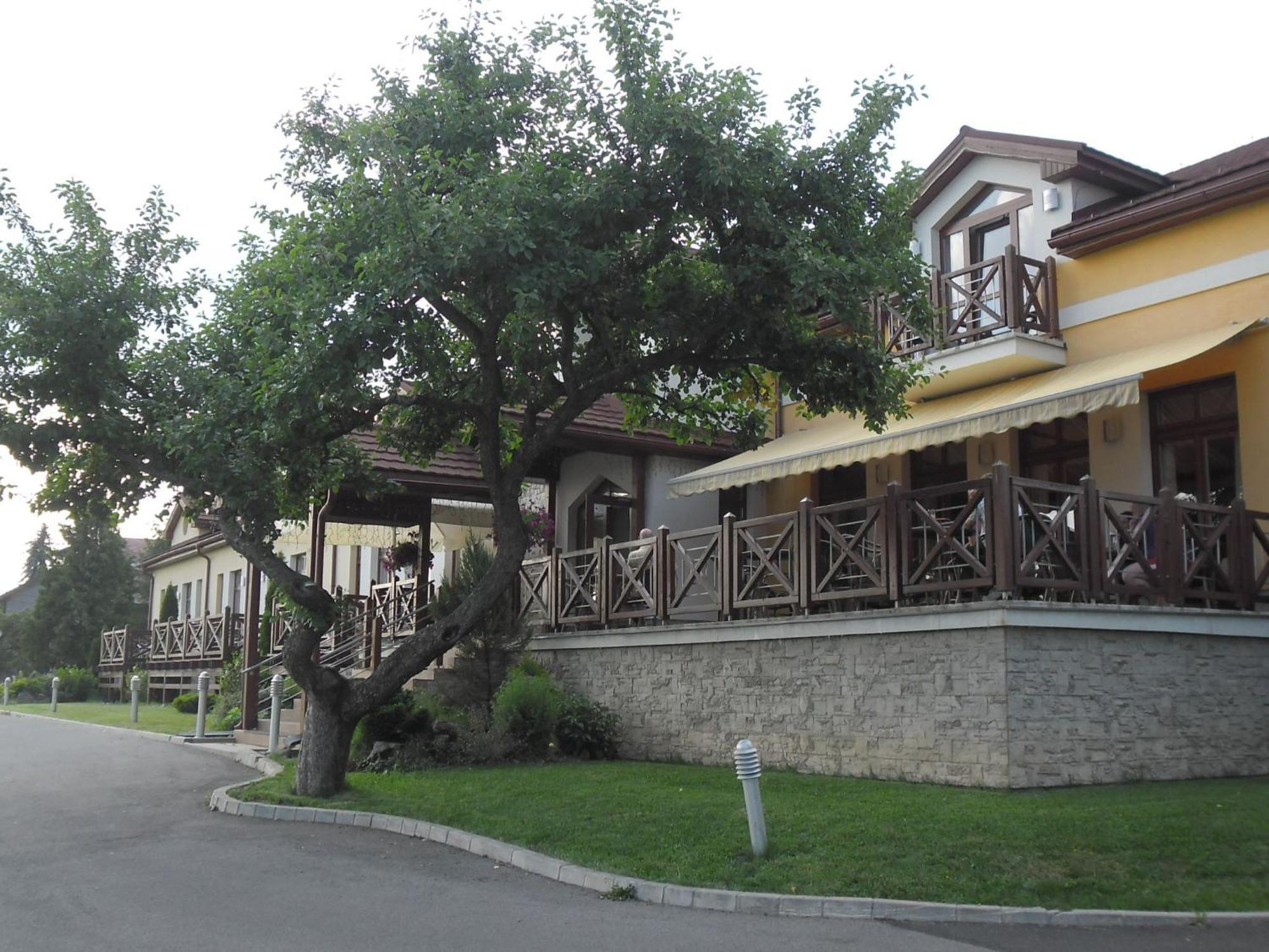 RED DEER Hotel Brezno Exterior foto