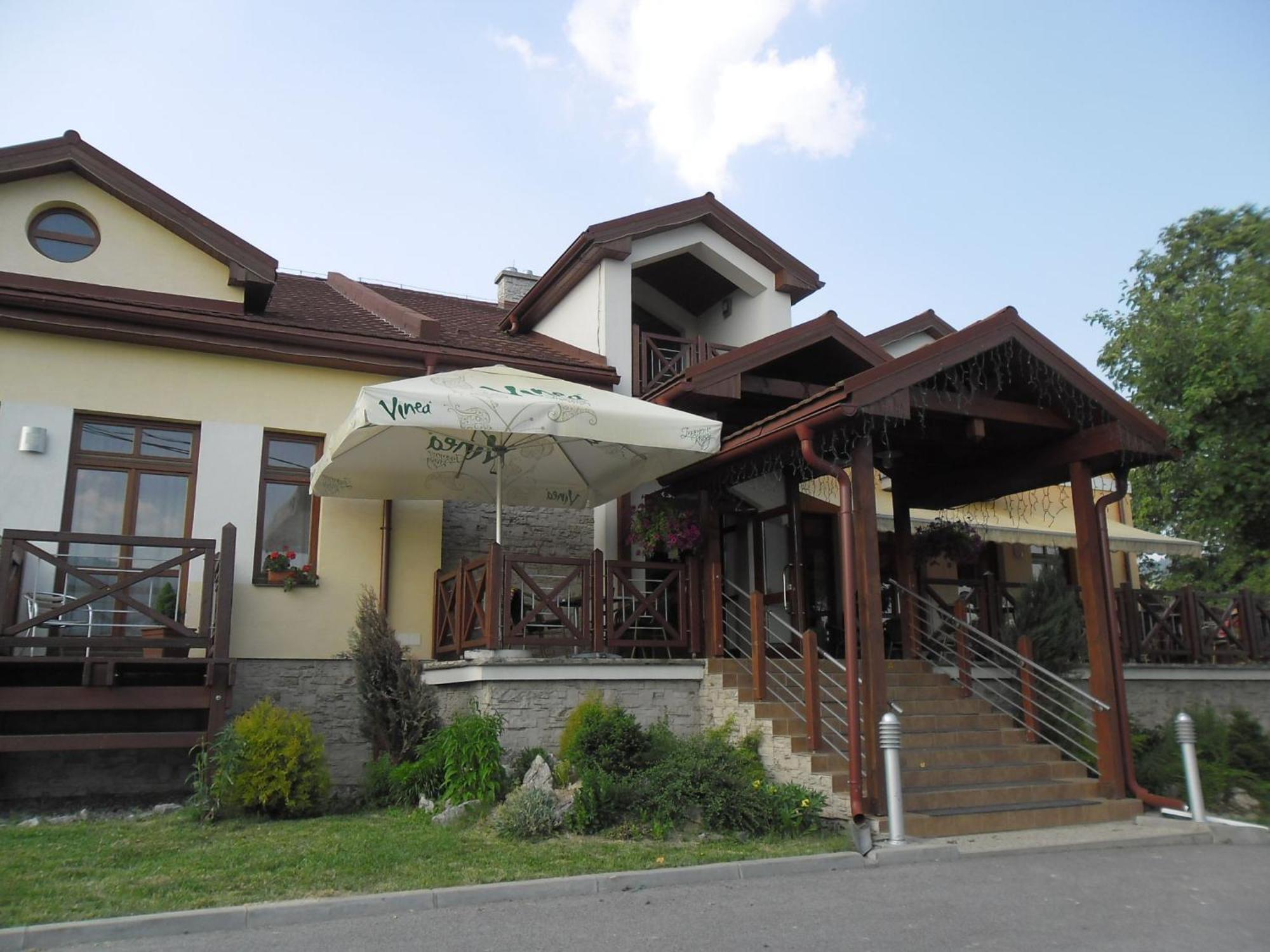 RED DEER Hotel Brezno Exterior foto