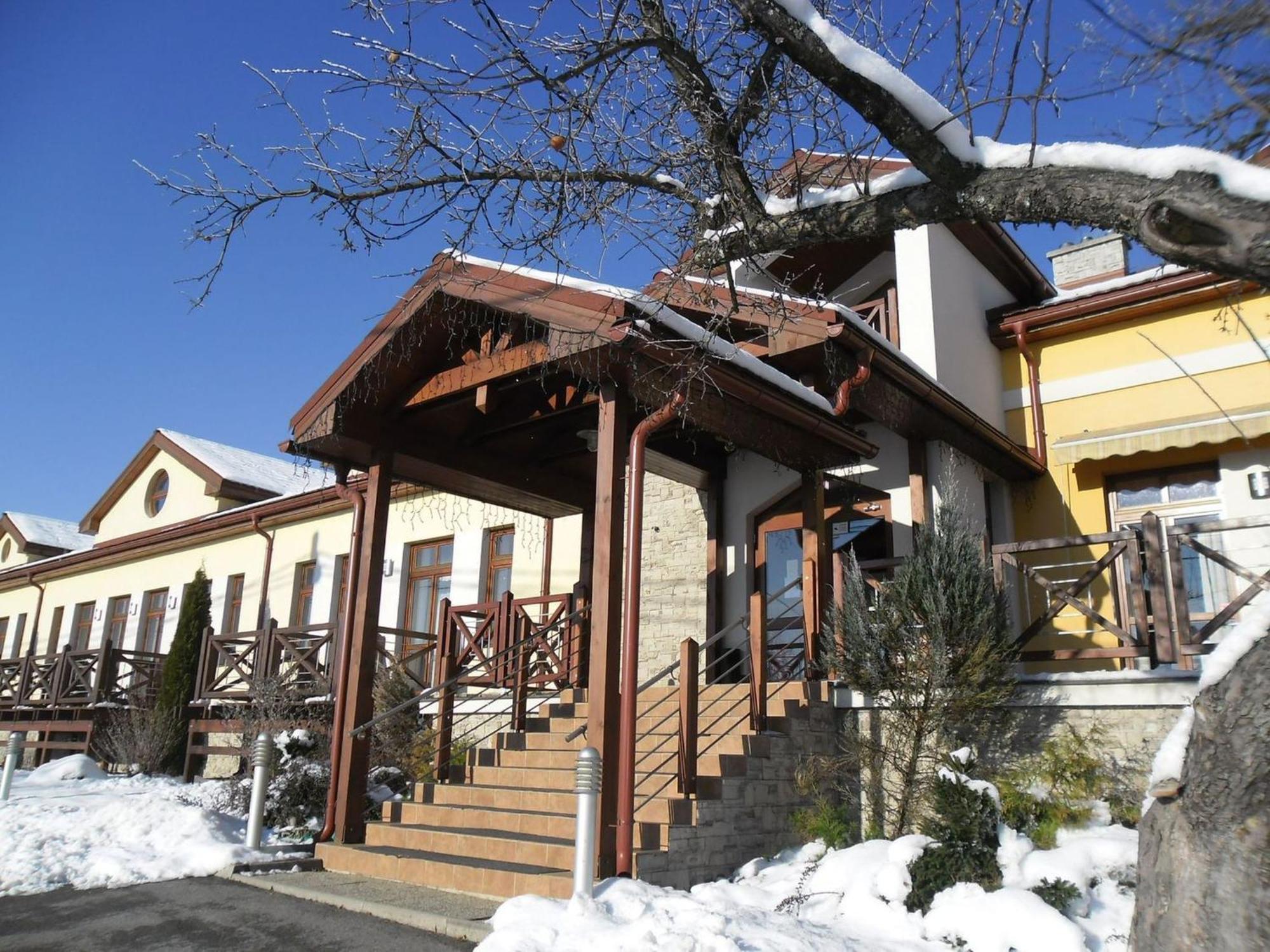 RED DEER Hotel Brezno Exterior foto
